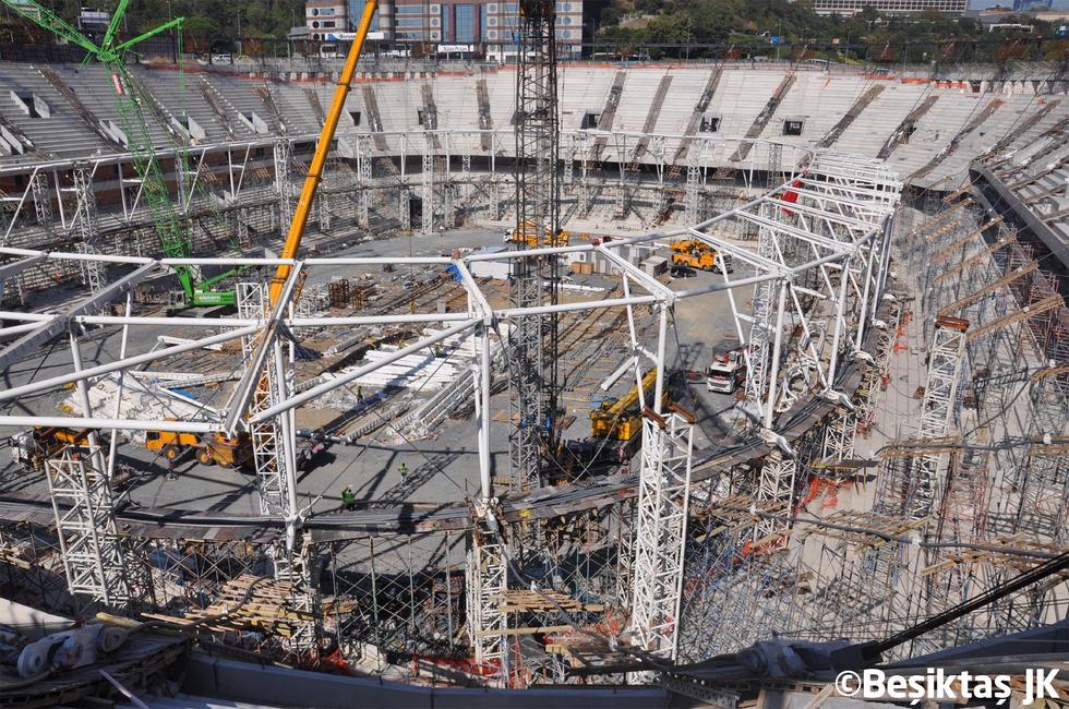 De dakconstructie tijdens de stadionbouw / Çatı inşaatı