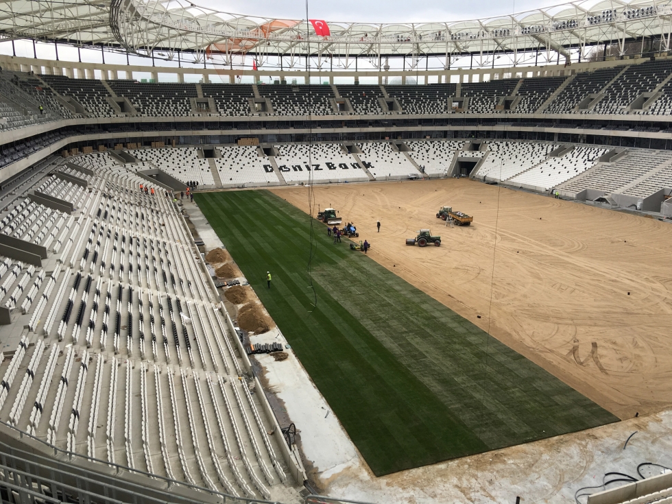 Het leggen van de grasmat voor de opening / Çim serme çalışmaları